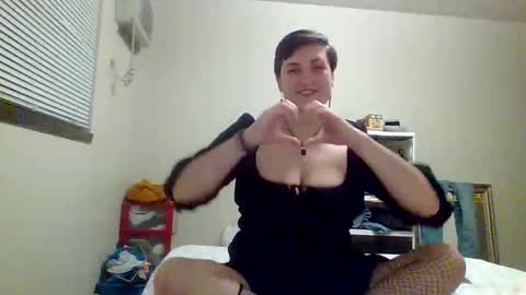 Snapshot of honeybeeflwr chatting on January 4, 10:16 am Honey online show from January 4, 10:16 am