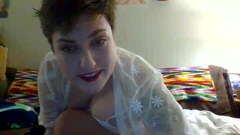 Snapshot of honeybeeflwr chatting on January 17, 4:39 am Honey online show from January 17, 4:39 am