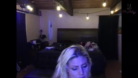 honeybuhnny online show from April 1, 6:58 am