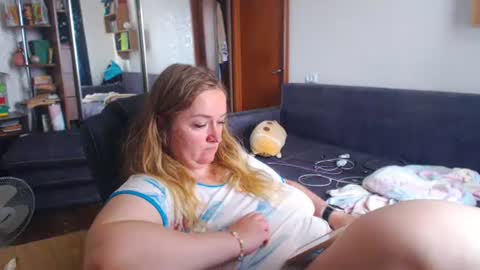 Snapshot of honeydewmolly chatting on July 4, 11:05 am HoneydewMolly online show from July 4, 11:05 am