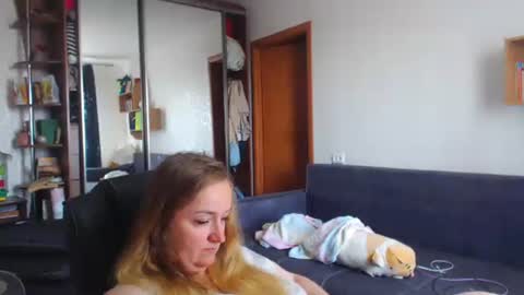 Snapshot of honeydewmolly chatting on July 7, 9:35 am HoneydewMolly online show from July 7, 9:35 am