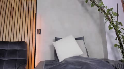 Sofia independent model online show from December 15, 11:23 am