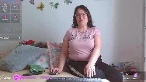 Snapshot of honeyhotpaty chatting on December 19, 6:23 pm sofia online show from December 19, 6:23 pm