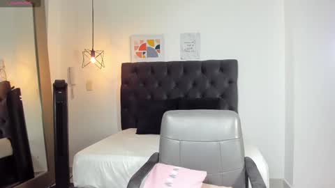 Snapshot of honeymoongirlie chatting on February 24, 9:31 pm Princess Sofia online show from February 24, 9:31 pm