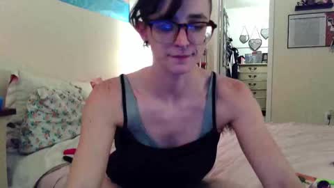 Snapshot of honeysuckle_dyke chatting on March 29, 1:16 am Tony online show from March 29, 1:16 am