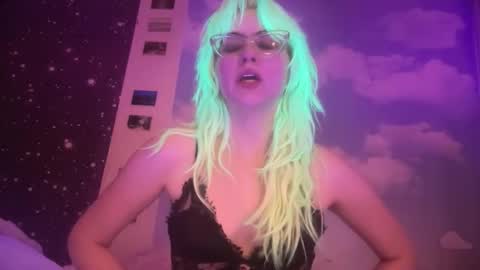 Snapshot of honeyxlimbed chatting on January 17, 11:41 pm Emi Rose online show from January 17, 11:41 pm