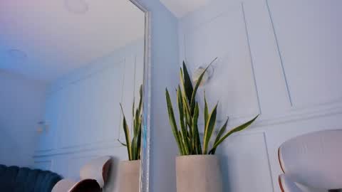 Snapshot of honeyymoonn_ chatting on February 17, 10:47 pm Honey Moon Help me to reach 100 thumbs up online show from February 17, 10:47 pm