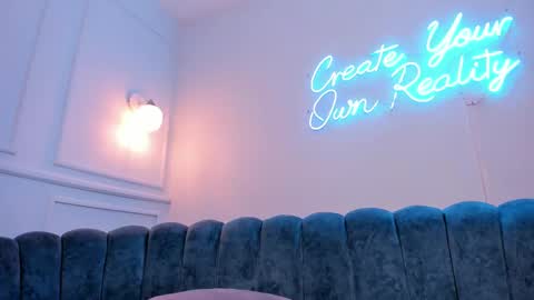 Snapshot of honeyymoonn_ chatting on March 3, 11:03 pm Honey Moon Help me to reach 100 thumbs up online show from March 3, 11:03 pm