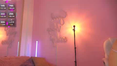 Snapshot of honeyymoonn_ chatting on September 24, 9:51 pm Honey Moon Help me to reach 100 thumbs up online show from September 24, 9:51 pm