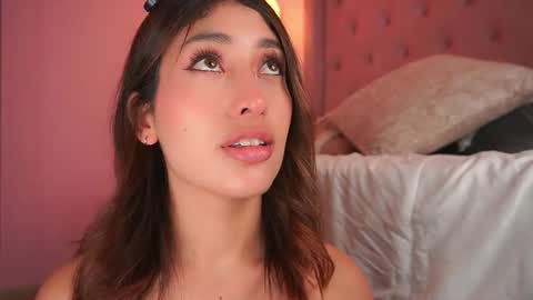 Snapshot of honeyymoonn_ chatting on February 14, 7:43 pm Honey Moon Help me to reach 100 thumbs up online show from February 14, 7:43 pm