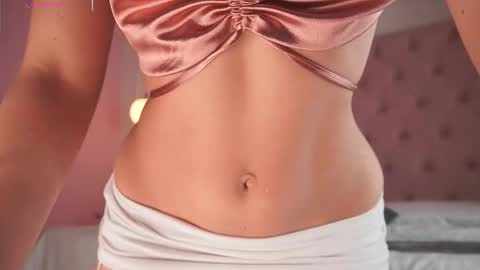 Snapshot of honeyymoonn_ chatting on February 25, 7:34 pm Honey Moon Help me to reach 100 thumbs up online show from February 25, 7:34 pm