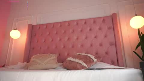 Snapshot of honeyymoonn_ chatting on March 5, 7:32 pm Honey Moon Help me to reach 100 thumbs up online show from March 5, 7:32 pm
