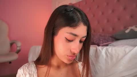 Snapshot of honeyymoonn_ chatting on March 12, 7:53 pm Honey Moon Help me to reach 100 thumbs up online show from March 12, 7:53 pm