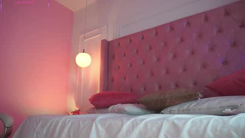 Snapshot of honeyymoonn_ chatting on April 5, 7:22 pm Honey Moon Help me to reach 100 thumbs up online show from April 5, 7:22 pm