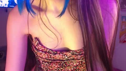 Snapshot of honeyypeaach chatting on December 3, 1:52 am online show from December 3, 1:52 am