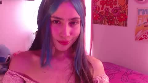 Snapshot of honeyypeaach chatting on December 4, 8:18 pm online show from December 4, 8:18 pm