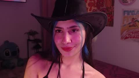 Snapshot of honeyypeaach chatting on December 10, 12:28 am online show from December 10, 12:28 am