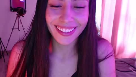 Snapshot of honeyypeaach chatting on February 19, 9:36 pm online show from February 19, 9:36 pm