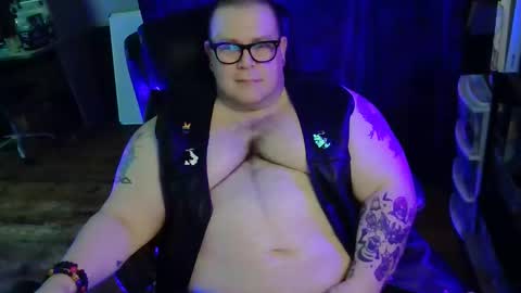Snapshot of hoosierdaddyxl chatting on April 23, 5:15 pm Sir online show from April 23, 5:15 pm