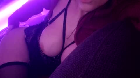 Snapshot of horneymomnextdoor chatting on March 13, 4:30 am horneymomnextdoor online show from March 13, 4:30 am