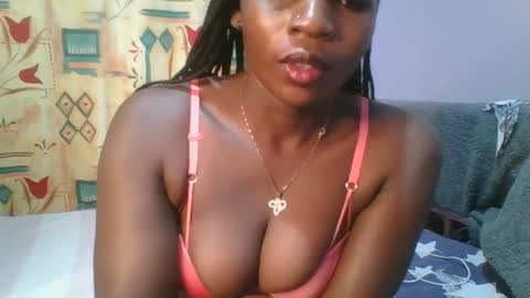 Snapshot of horny_hearts chatting on February 21, 3:01 am phanice online show from February 21, 3:01 am