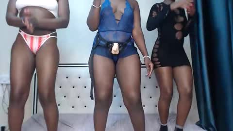 Snapshot of horny_laurell chatting on October 7, 5:43 pm Laurel online show from October 7, 5:43 pm