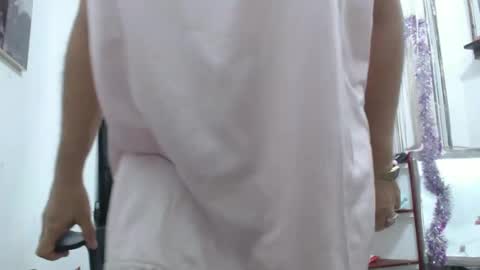 Snapshot of horny_mommy17 chatting on December 3, 11:02 pm armina online show from December 3, 11:02 pm