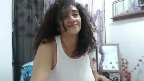 Snapshot of horny_mommy17 chatting on December 6, 3:44 pm armina online show from December 6, 3:44 pm