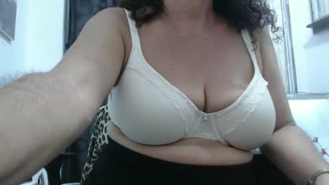 Snapshot of horny_mommy17 chatting on December 12, 12:38 am armina online show from December 12, 12:38 am