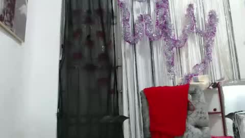 Snapshot of horny_mommy17 chatting on December 16, 11:50 pm armina online show from December 16, 11:50 pm