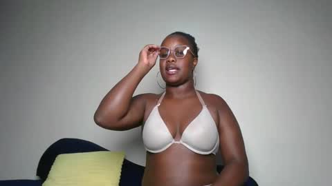 Snapshot of horny_sexxy_babe chatting on February 6, 1:32 am Lucy online show from February 6, 1:32 am