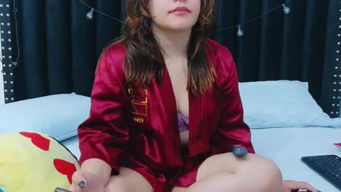 Snapshot of hornybarelylegalgirl chatting on October 25, 12:23 pm Khloe online show from October 25, 12:23 pm