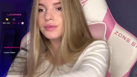 Snapshot of hornybunnyss chatting on December 7, 12:56 pm Sonya online show from December 7, 12:56 pm
