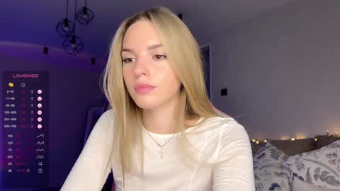Snapshot of hornybunnyss chatting on December 13, 8:37 pm Sonya online show from December 13, 8:37 pm