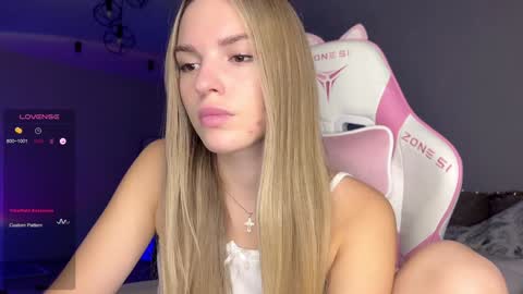 Snapshot of hornybunnyss chatting on December 16, 5:54 pm Sonya online show from December 16, 5:54 pm