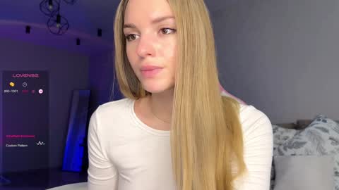 Snapshot of hornybunnyss chatting on December 18, 6:57 pm Sonya online show from December 18, 6:57 pm