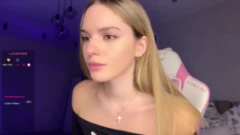 Snapshot of hornybunnyss chatting on March 1, 6:11 pm Sonya online show from March 1, 6:11 pm