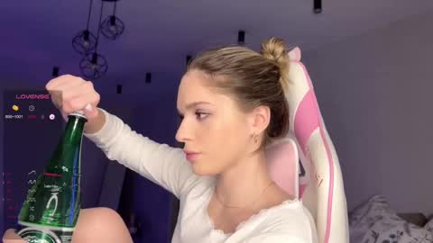 Snapshot of hornybunnyss chatting on March 6, 5:33 pm Sonya online show from March 6, 5:33 pm