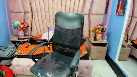 Snapshot of hornyskinny26 chatting on February 2, 5:50 am hornyskinny26 online show from February 2, 5:50 am