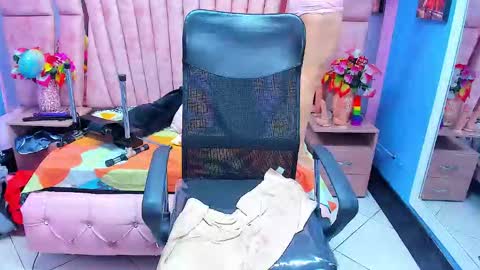 Snapshot of hornyskinny26 chatting on February 15, 5:48 am hornyskinny26 online show from February 15, 5:48 am