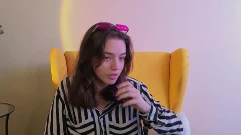 Snapshot of hortenciajenovese chatting on October 2, 7:48 am Mia online show from October 2, 7:48 am