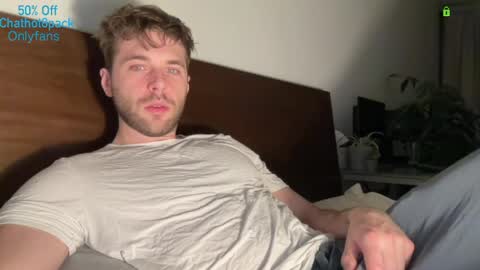 Snapshot of hot8pack01 chatting on March 16, 1:33 am Edward aka Wolf online show from March 16, 1:33 am