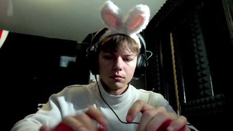 Snapshot of hot_boy_2002_ chatting on December 30, 12:42 pm Hot boy 2002 online show from December 30, 12:42 pm