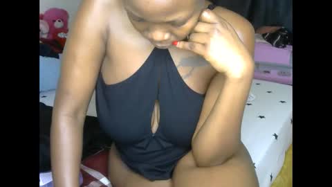 Snapshot of hot_ebony11 chatting on September 19, 7:21 am chooo pie online show from September 19, 7:21 am