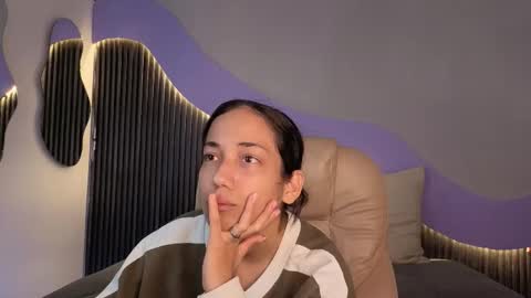 Snapshot of hot_little_bunny chatting on February 22, 9:46 pm Alana online show from February 22, 9:46 pm