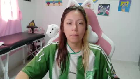 Mia online show from December 15, 4:00 pm