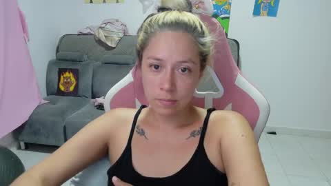 Snapshot of hot_mommymia chatting on April 6, 11:16 pm Mia online show from April 6, 11:16 pm