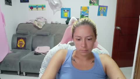 Snapshot of hot_mommymia chatting on April 7, 8:09 pm Mia online show from April 7, 8:09 pm