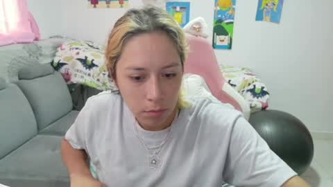 Snapshot of hot_mommymia chatting on April 20, 1:03 pm Mia online show from April 20, 1:03 pm