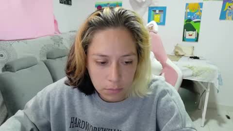 Snapshot of hot_mommymia chatting on May 2, 6:13 pm Mia online show from May 2, 6:13 pm